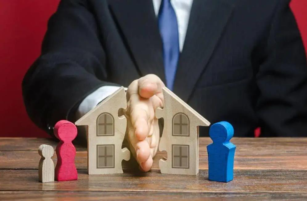 离婚房产怎么找律师？离婚后分割房产去哪里起诉？